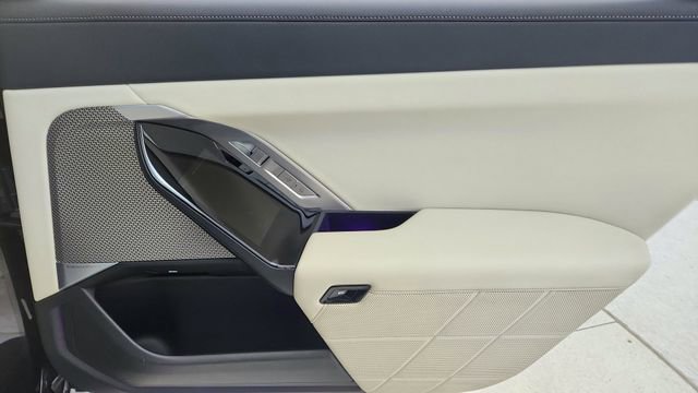 Used 2023 BMW 740i w/ Parking Assistance Package image 27