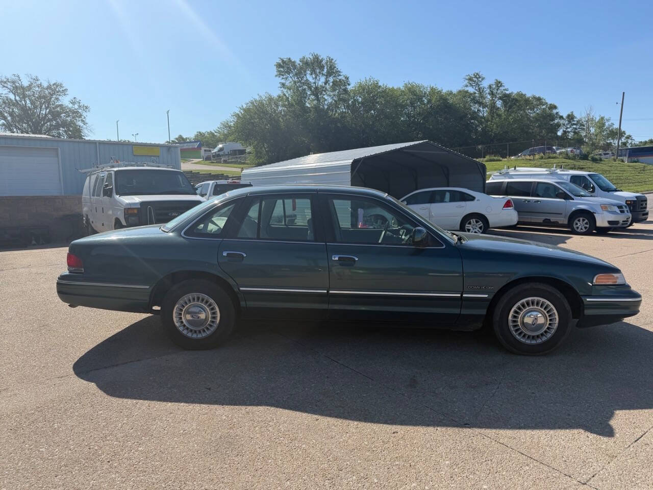 Used 1995 Ford Crown Victoria RWD image 2