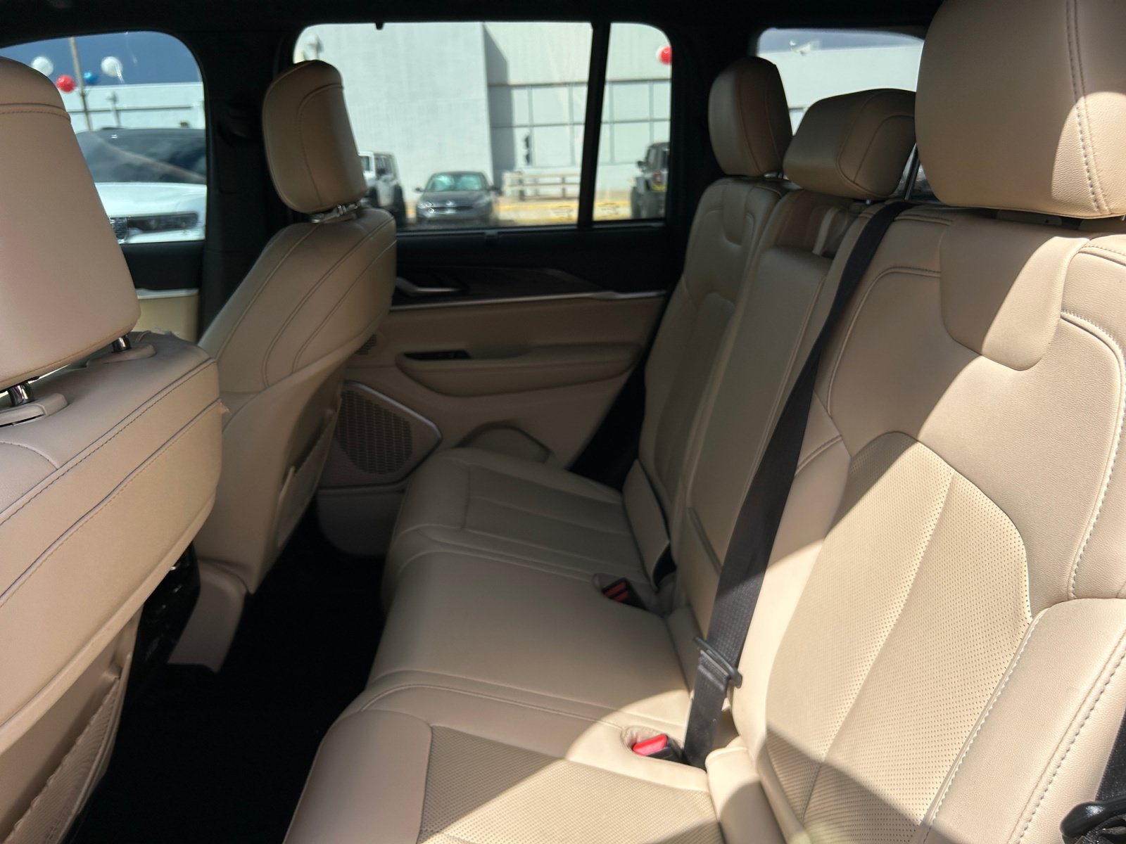 Used 2023 Jeep Grand Cherokee Limited w/ Luxury Tech Group II AWD/4WD image 17