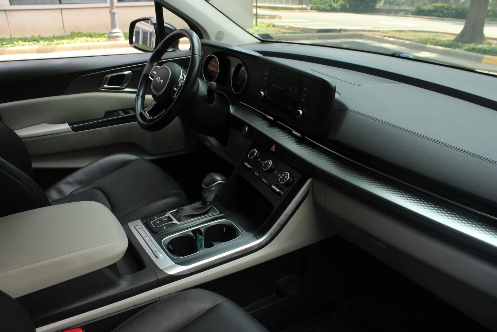 Used 2024 Kia Carnival LX FWD image 24