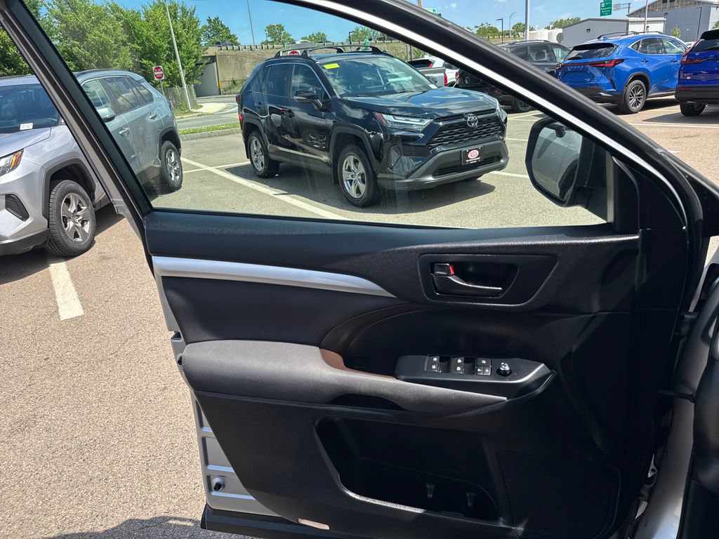 Used 2016 Toyota Highlander LE AWD/4WD image 34