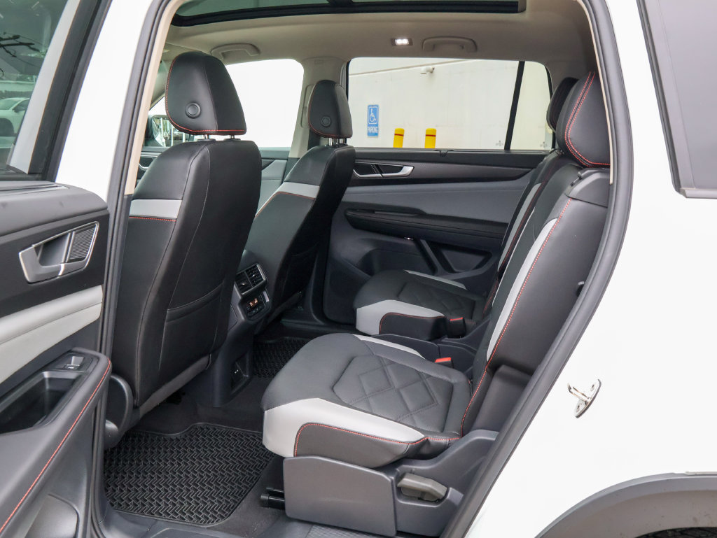 Certified 2025 Volkswagen Atlas Peak Edition SE AWD/4WD image 16