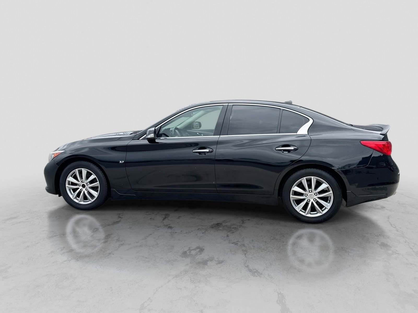 Used 2015 INFINITI Q50 Premium w/ All Weather Package AWD/4WD image 3