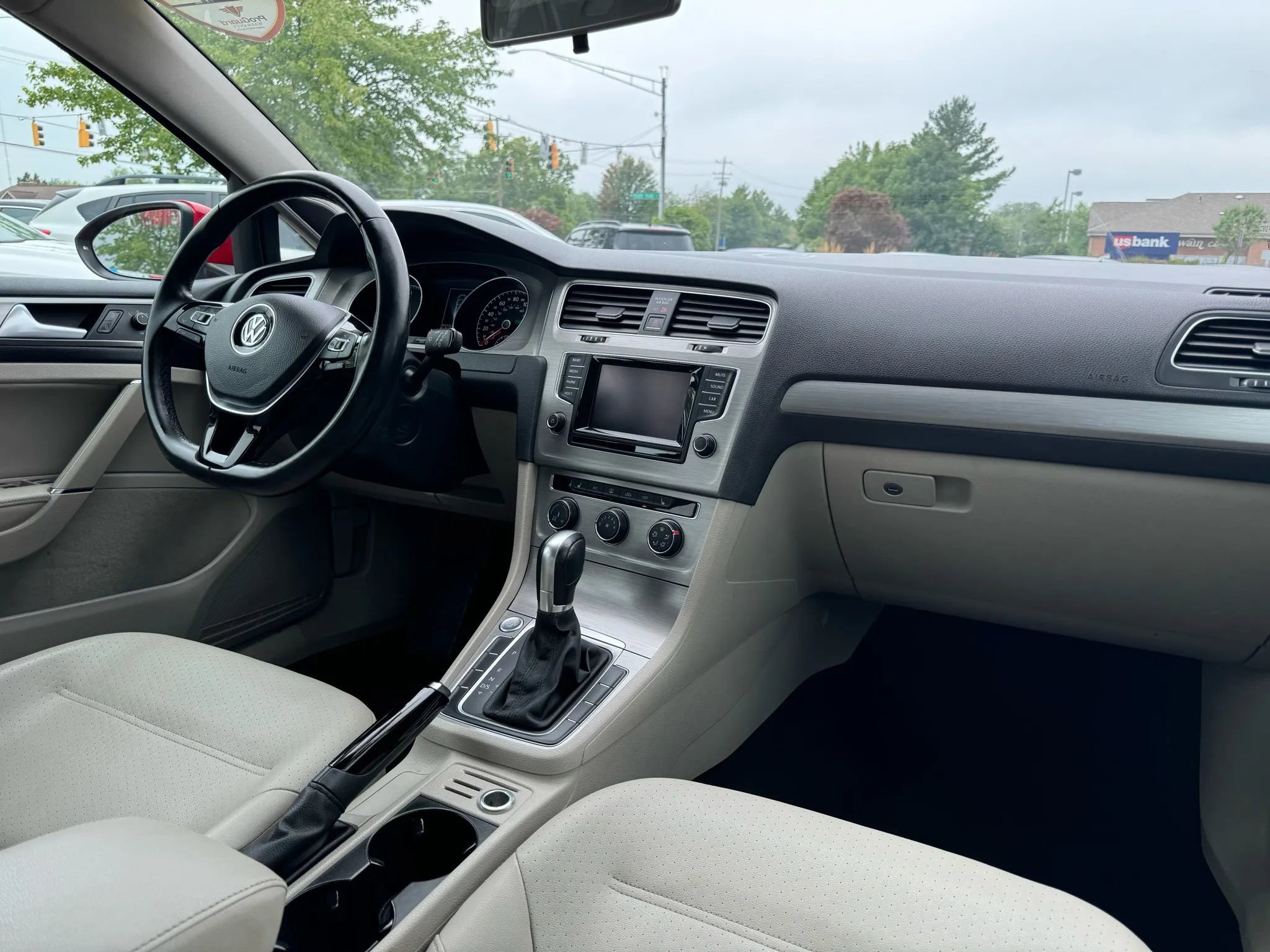 Used 2015 Volkswagen Golf SE image 16