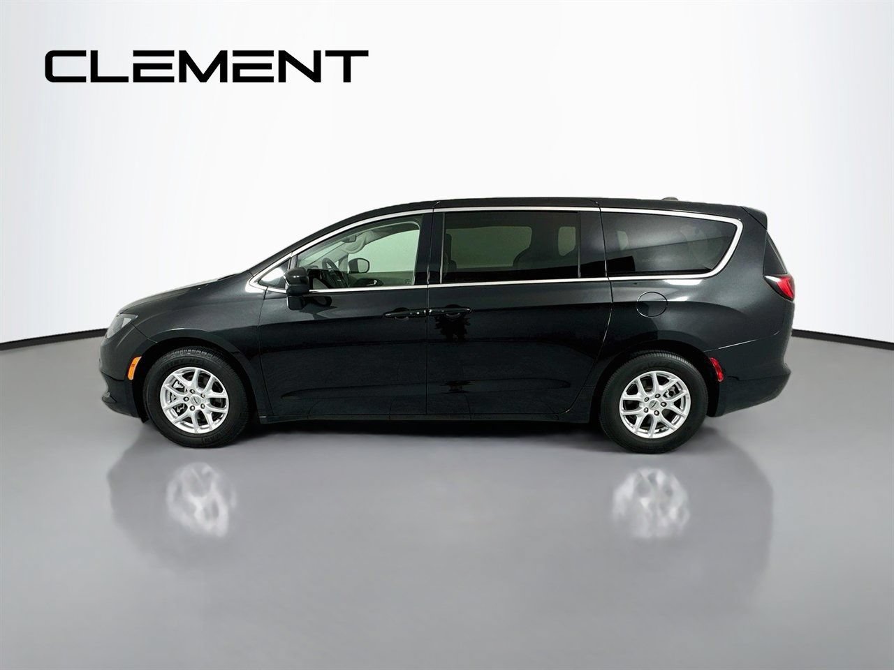 Used 2023 Chrysler Voyager LX FWD image 6