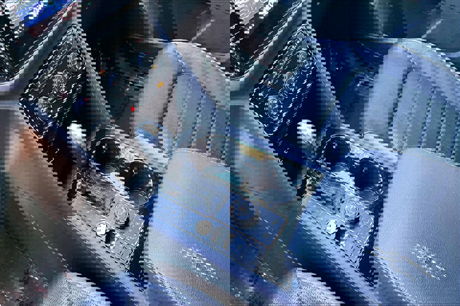 Used 2021 Volkswagen Atlas SEL Premium w/ MDO Package (Bench Seat) image 16