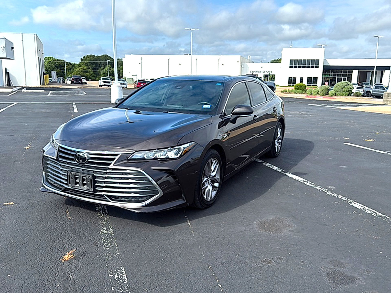 Used 2019 Toyota Avalon XLE w/ Moonroof Package FWD image 2
