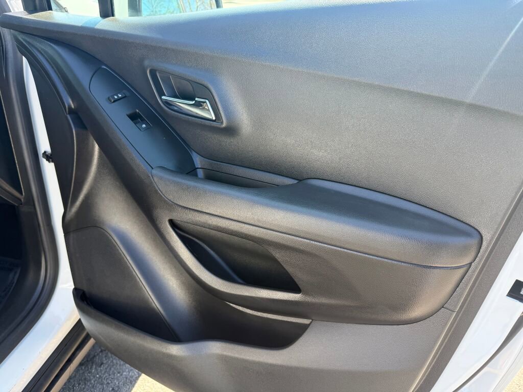 Used 2018 Chevrolet Trax LT w/ LT Convenience Package image 27