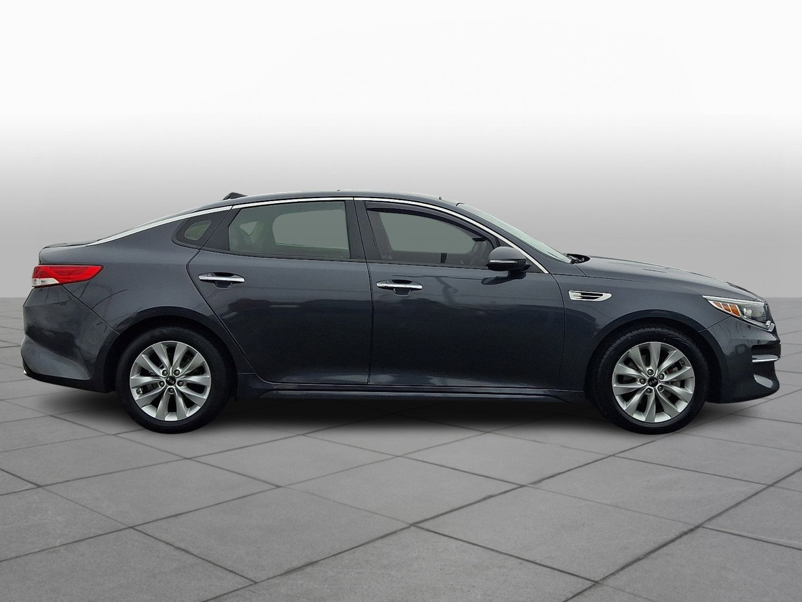 Used 2018 Kia Optima EX w/ Premium Package image 8