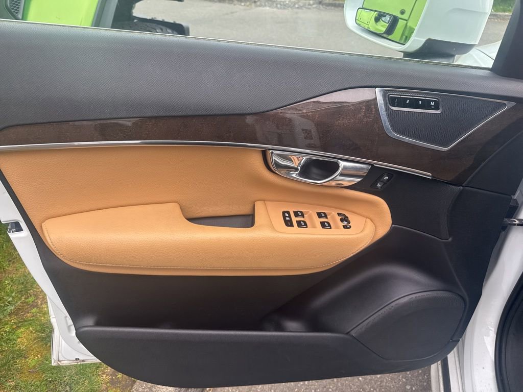 Used 2017 Volvo XC90 T6 Momentum AWD/4WD image 9