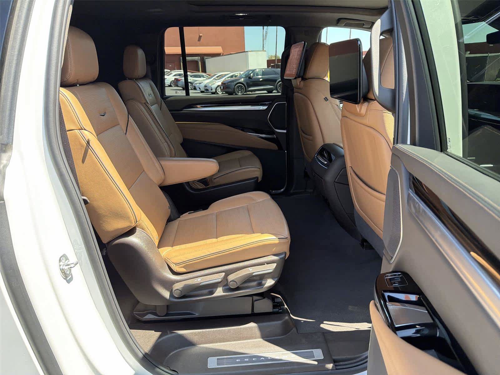 Used 2025 Cadillac Escalade ESV Premium Luxury AWD/4WD image 14