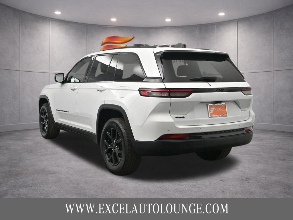 Used 2025 Jeep Grand Cherokee Altitude AWD/4WD image 5