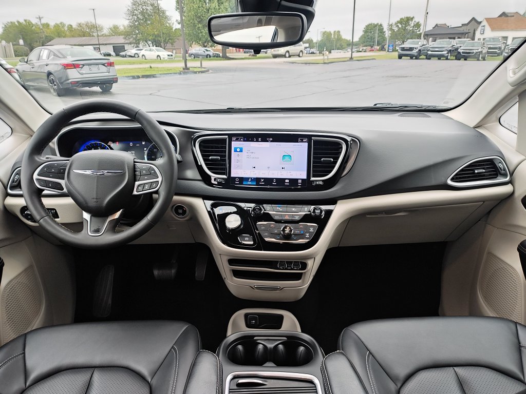Used 2024 Chrysler Pacifica Touring-L FWD image 15