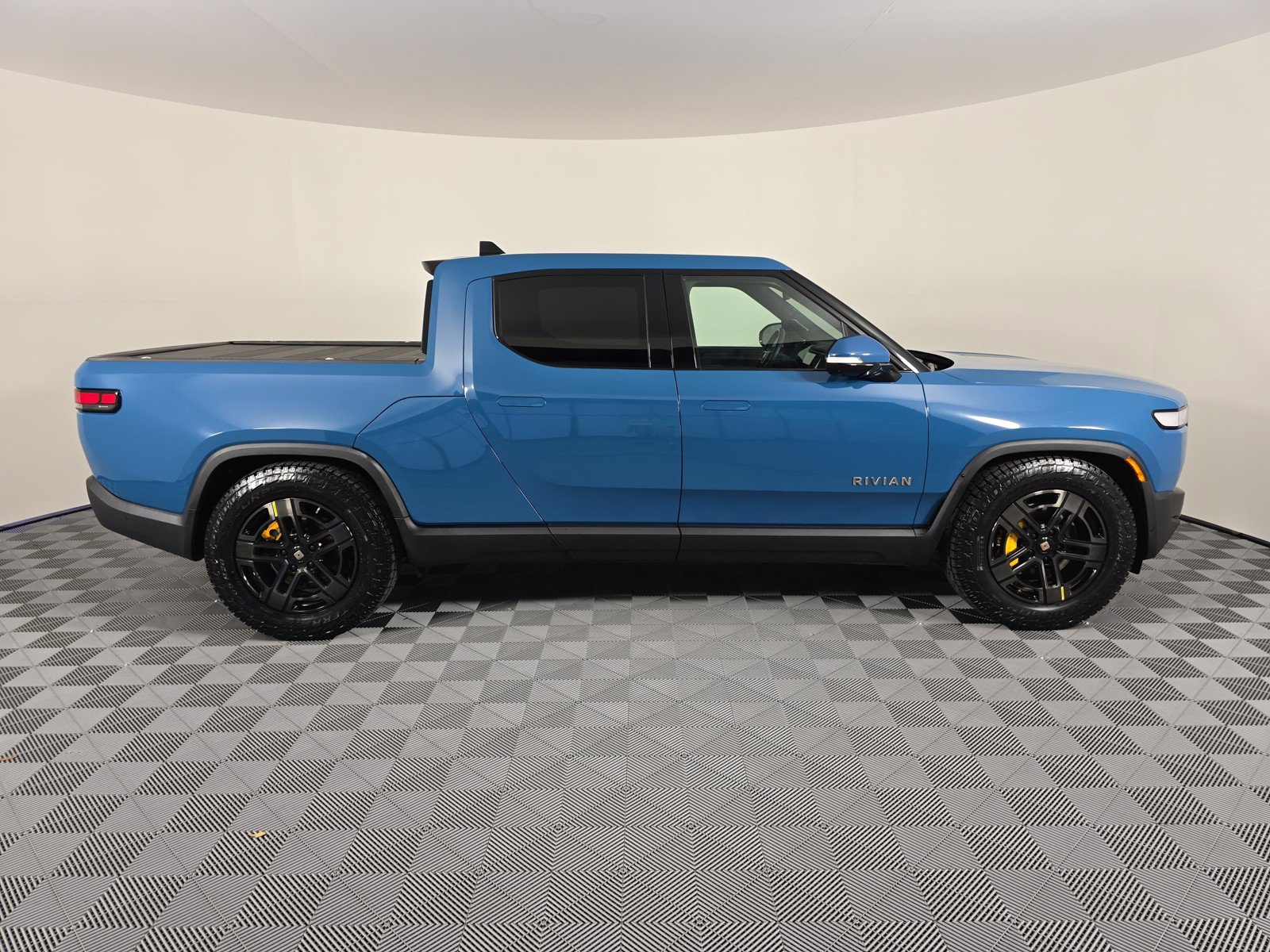 Used 2022 Rivian R1T Adventure image 6