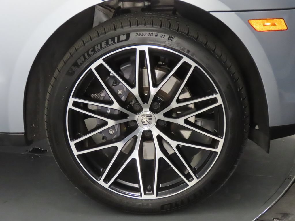 Certified 2024 Porsche Macan Turbo AWD/4WD image 11