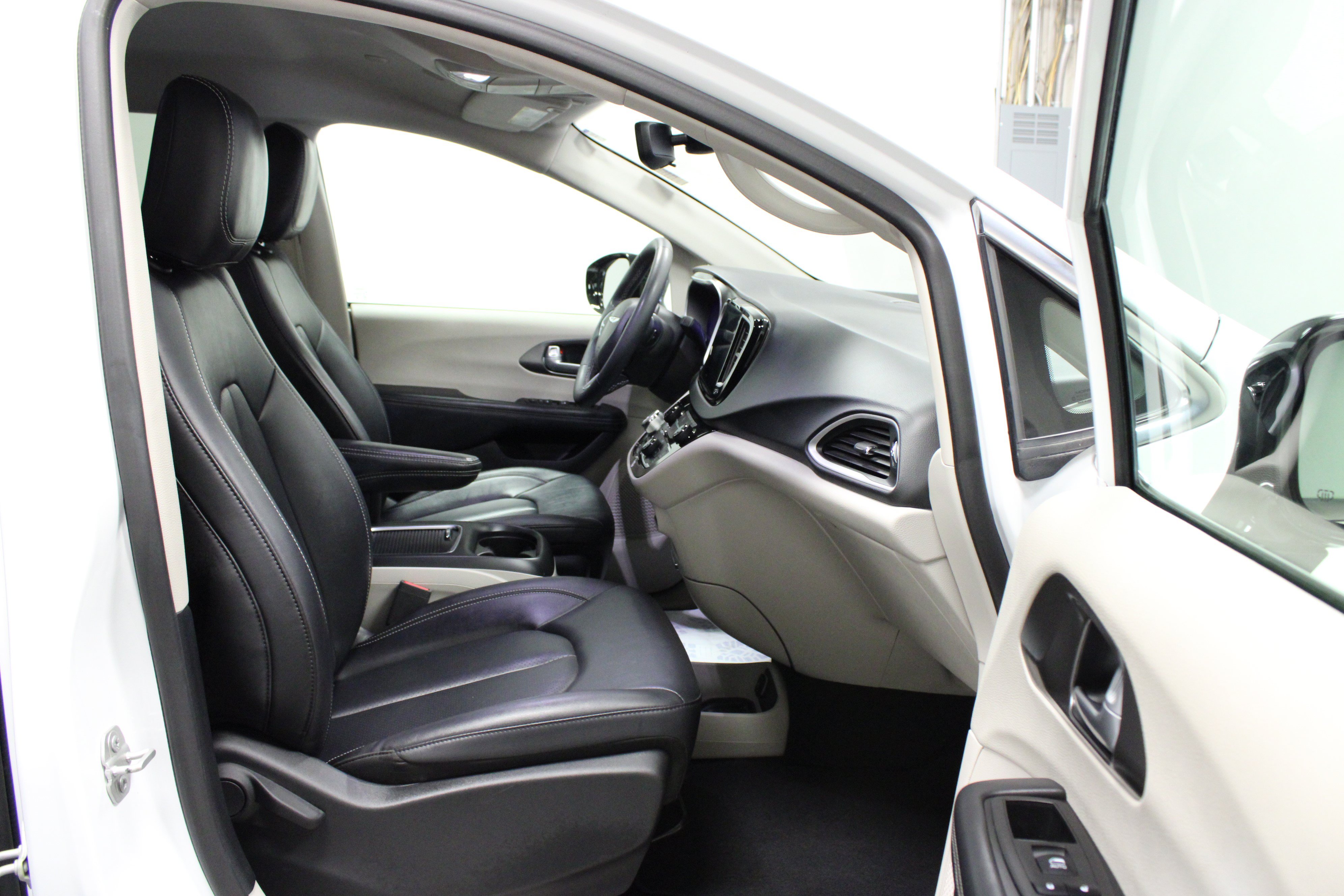 Used 2024 Chrysler Pacifica Touring-L FWD image 17
