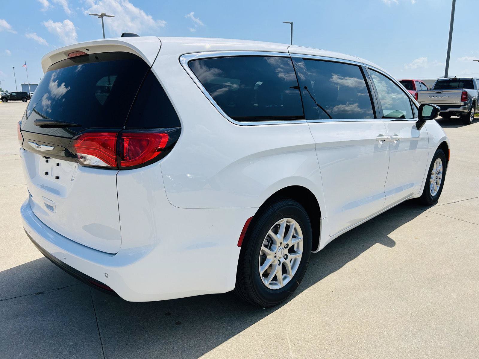 New 2027 Chrysler Pacifica LX FWD image 39