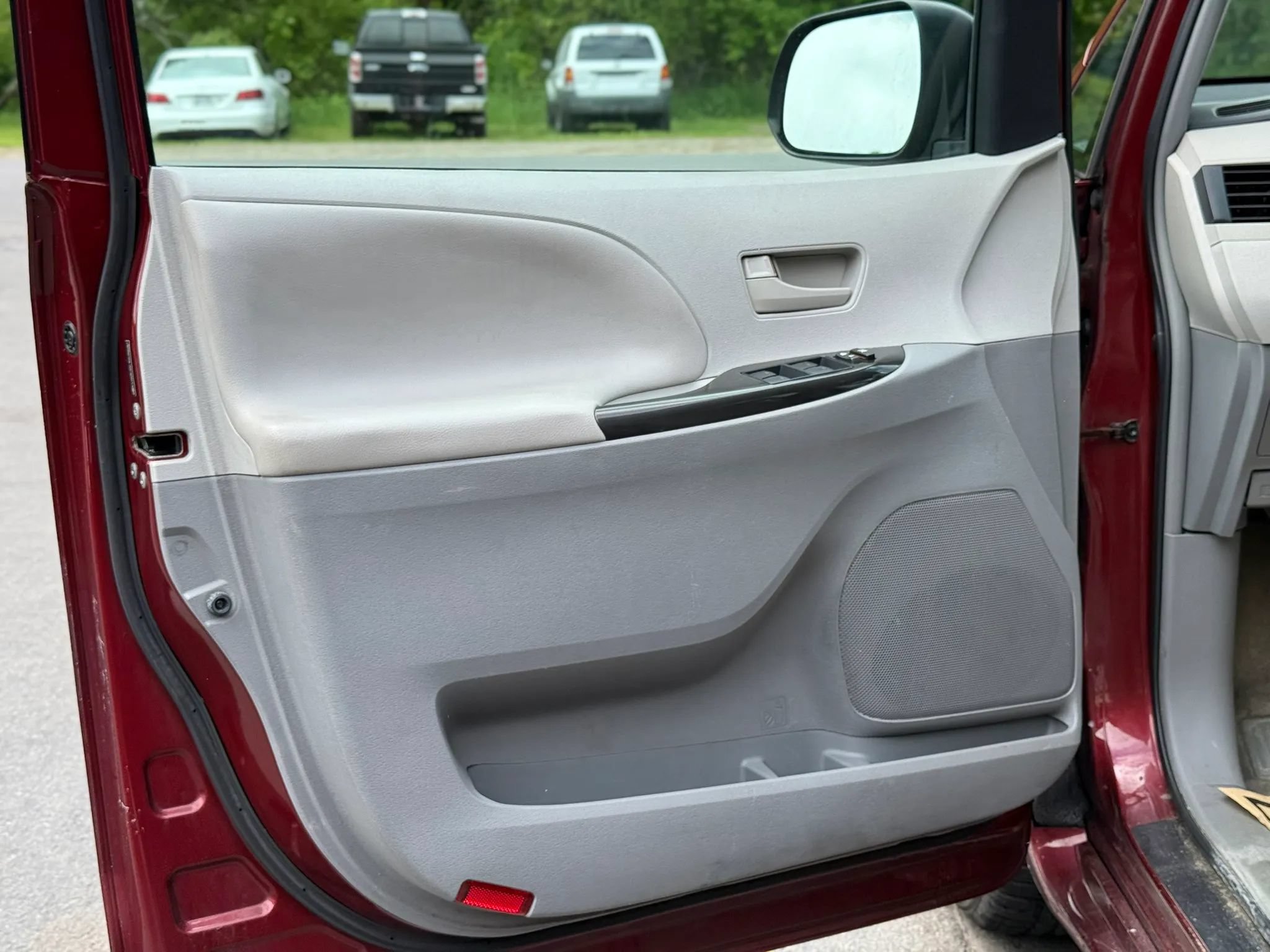 Used 2013 Toyota Sienna L FWD image 8