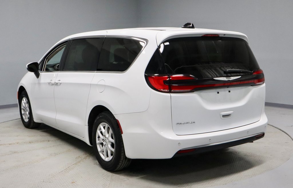 Used 2023 Chrysler Pacifica Touring-L image 11