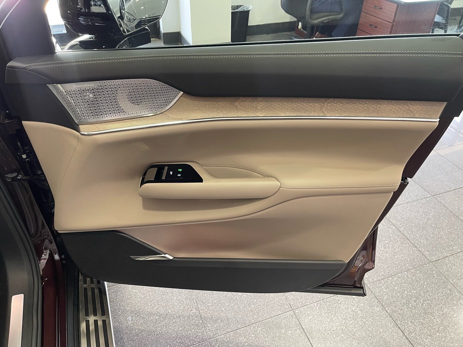 Used 2025 Volvo EX90 Ultra AWD/4WD image 40