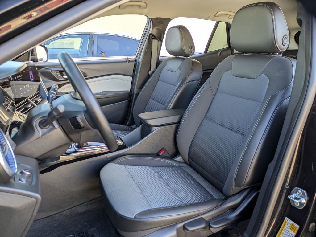 Used 2025 Chevrolet Trax LT w/ LT Convenience Package image 23