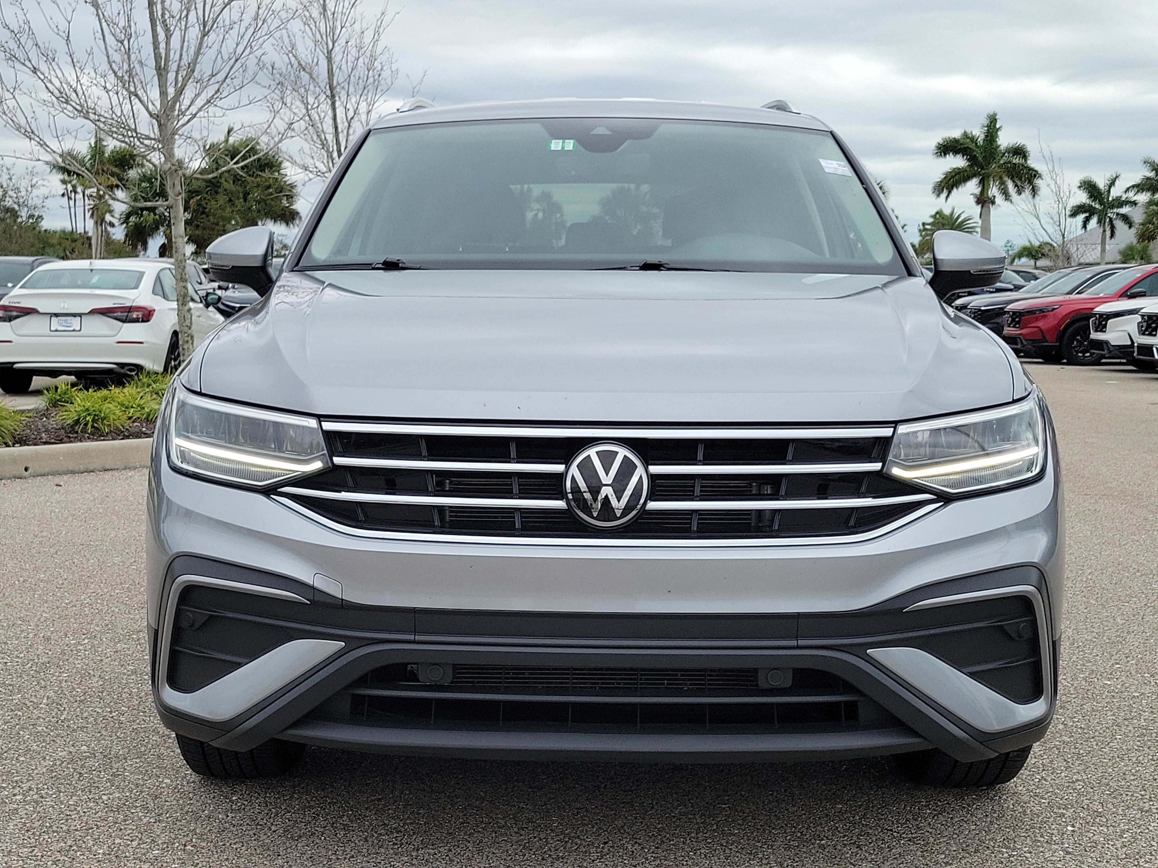 Used 2024 Volkswagen Tiguan SE image 2