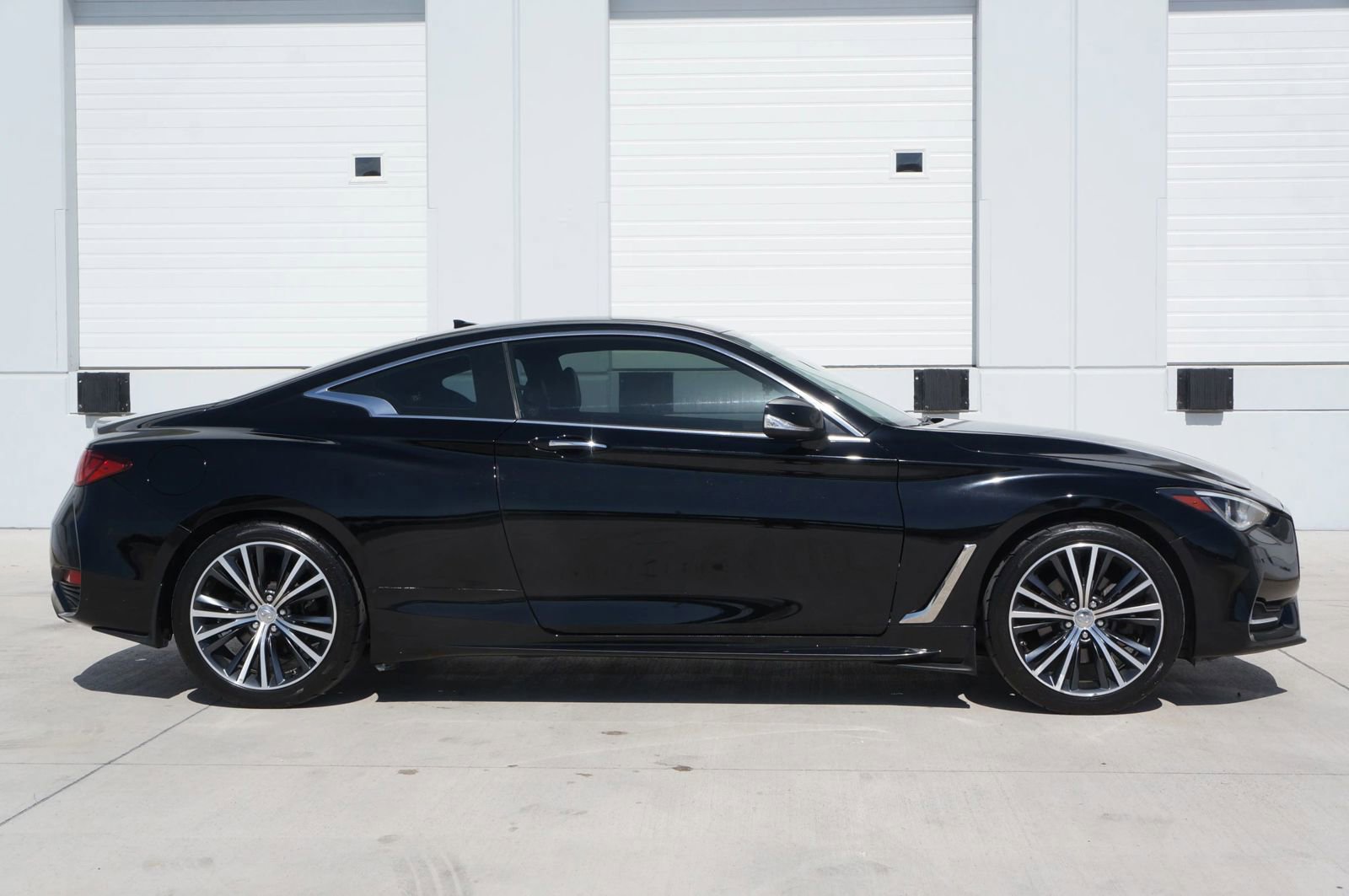Used 2018 INFINITI Q60 2.0t w/ Cargo Package RWD image 12