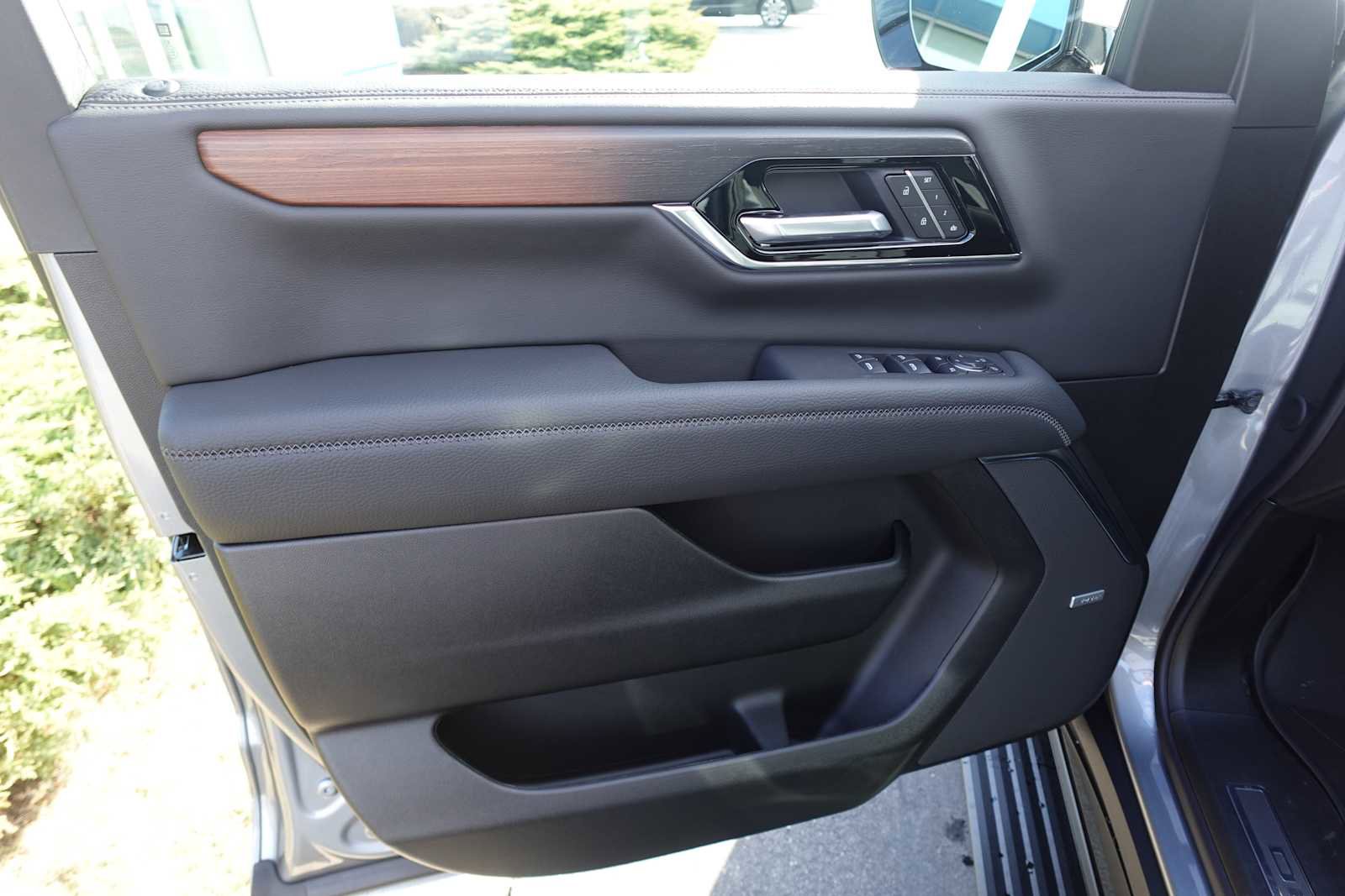 New 2026 GMC Yukon Denali w/ Denali Reserve Package image 10