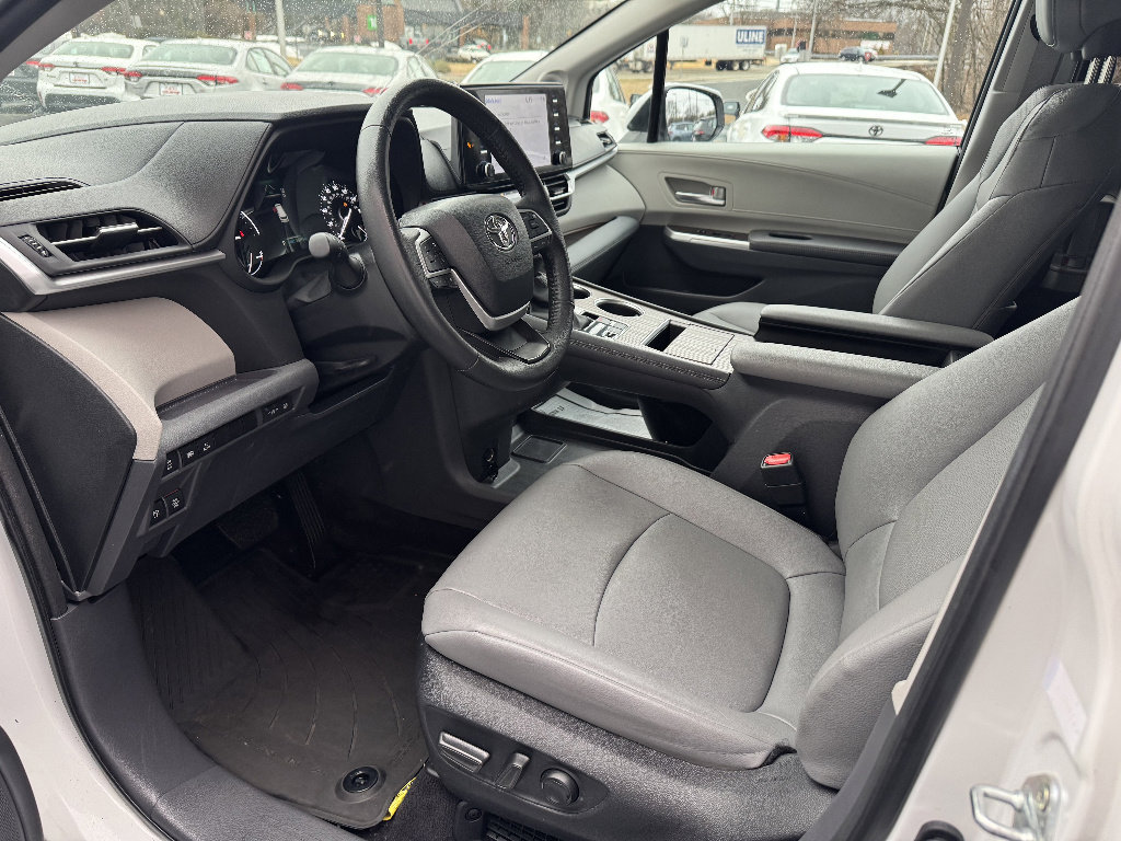 Used 2024 Toyota Sienna XLE w/ XLE Plus Package image 8