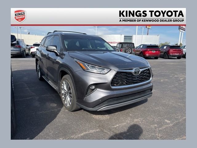 Used 2024 Toyota Highlander Platinum AWD/4WD image 1