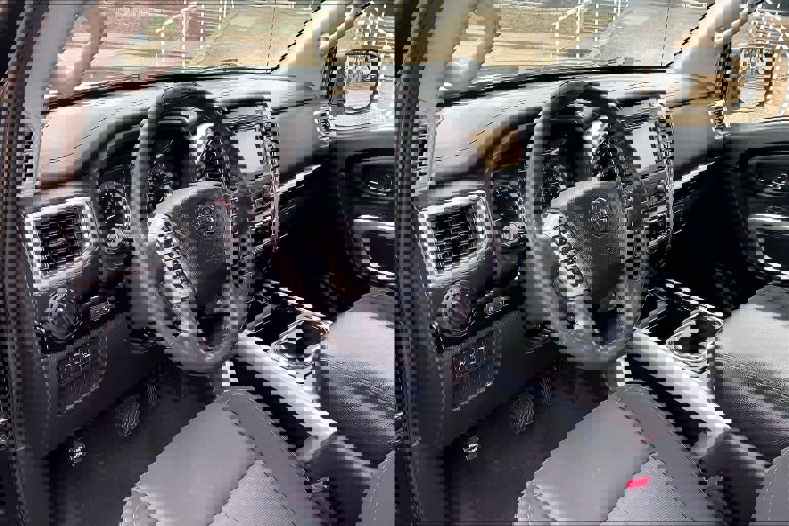 Used 2017 Nissan Titan SV image 15