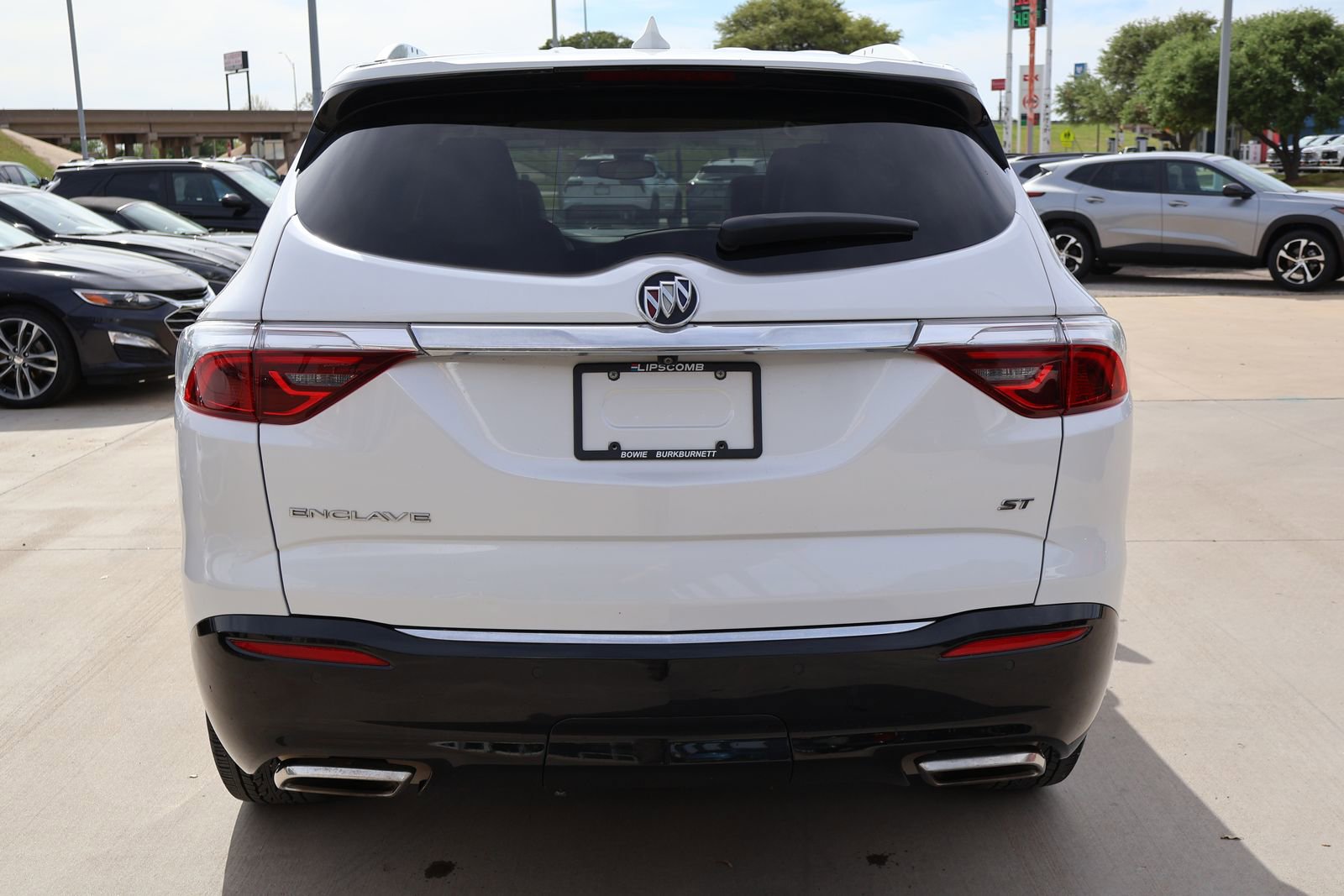 Used 2023 Buick Enclave Essence w/ Sport Touring Edition FWD image 7