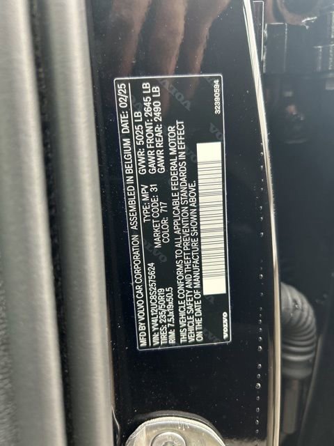 Used 2025 Volvo XC40 B5 Plus image 28