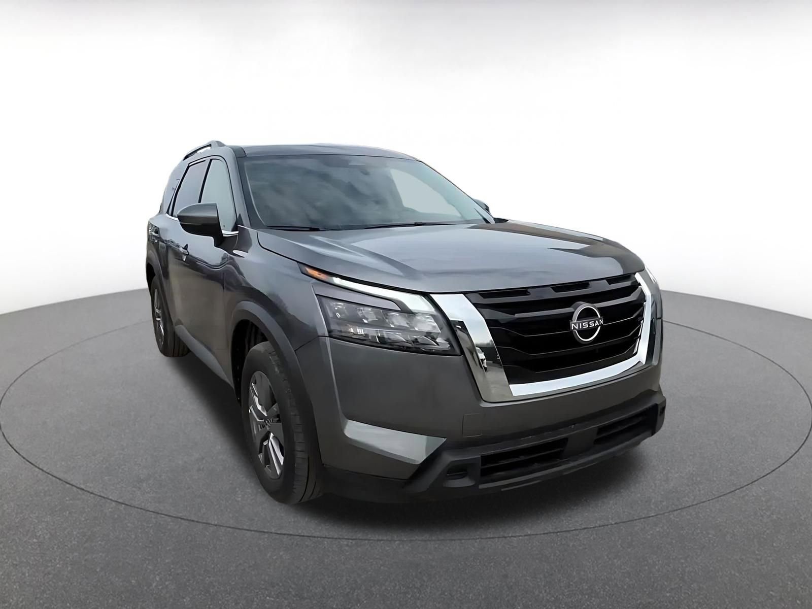 Used 2025 Nissan Pathfinder SV image 3