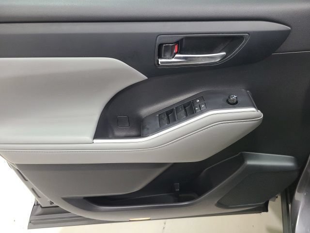 Used 2022 Toyota Highlander XLE FWD image 21