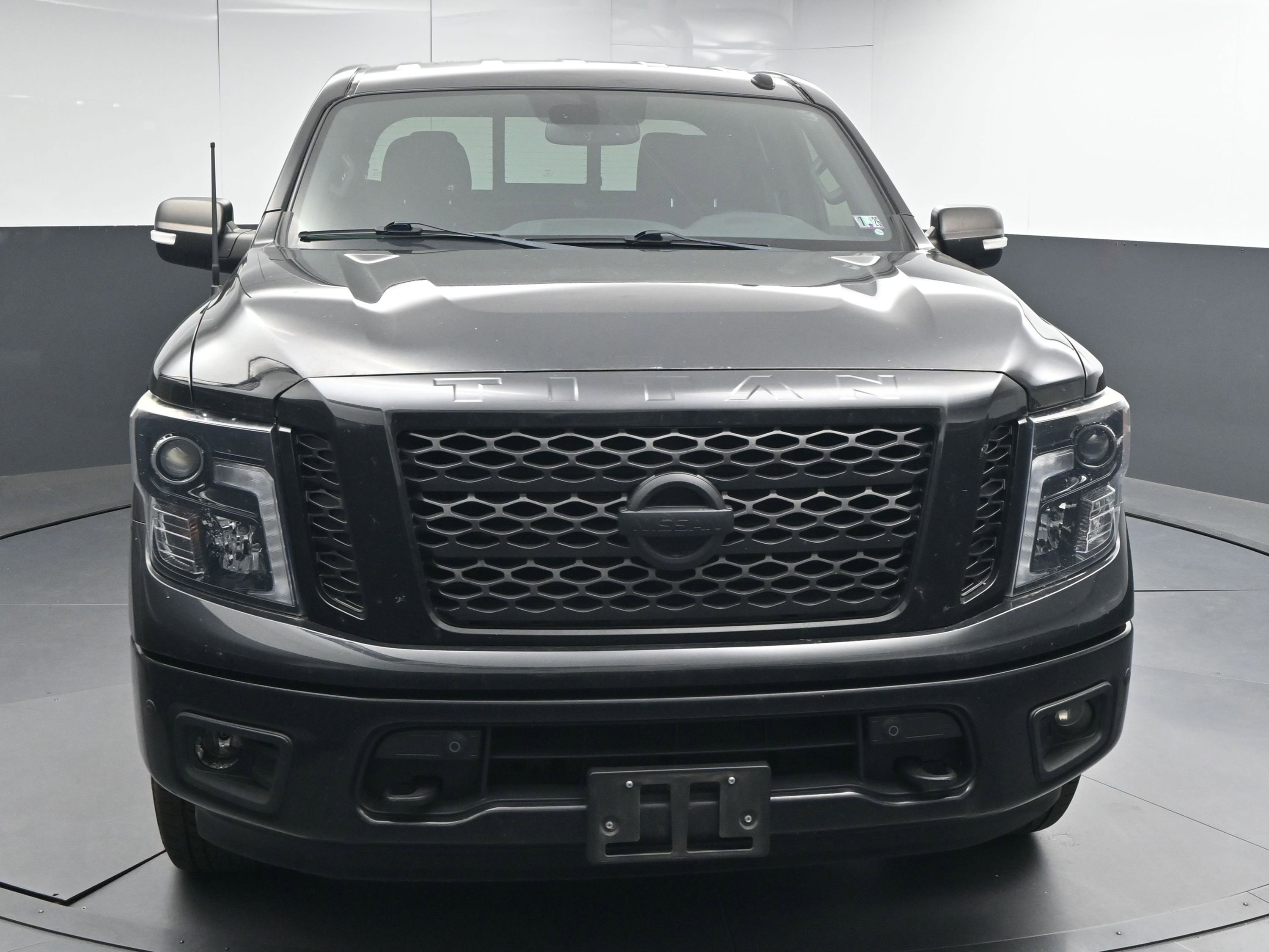 Used 2019 Nissan Titan SV w/ SV Convenience Package image 2