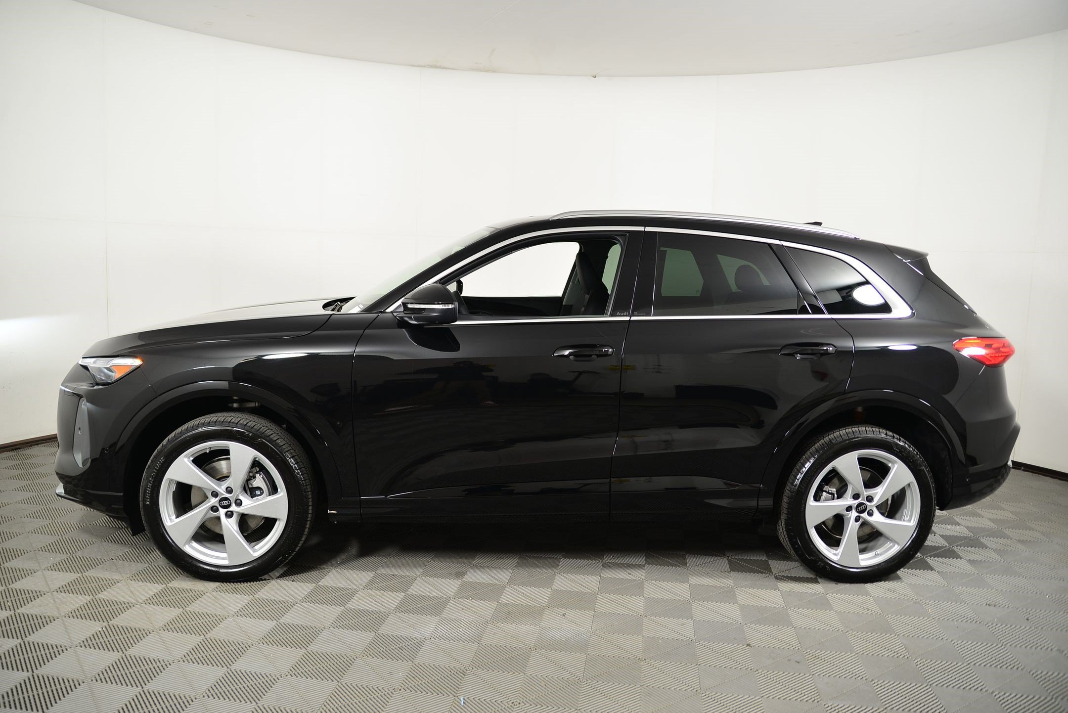 New 2025 Audi Q5 Premium w/ Premium Plus AWD/4WD image 2