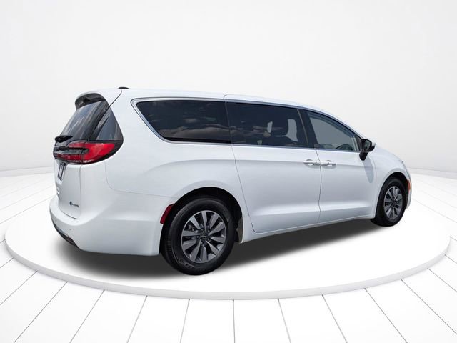 Used 2023 Chrysler Pacifica Touring-L FWD image 3