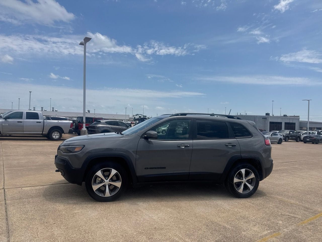 Used 2020 Jeep Cherokee Latitude w/ Quick Order Package 26F North AWD/4WD image 11