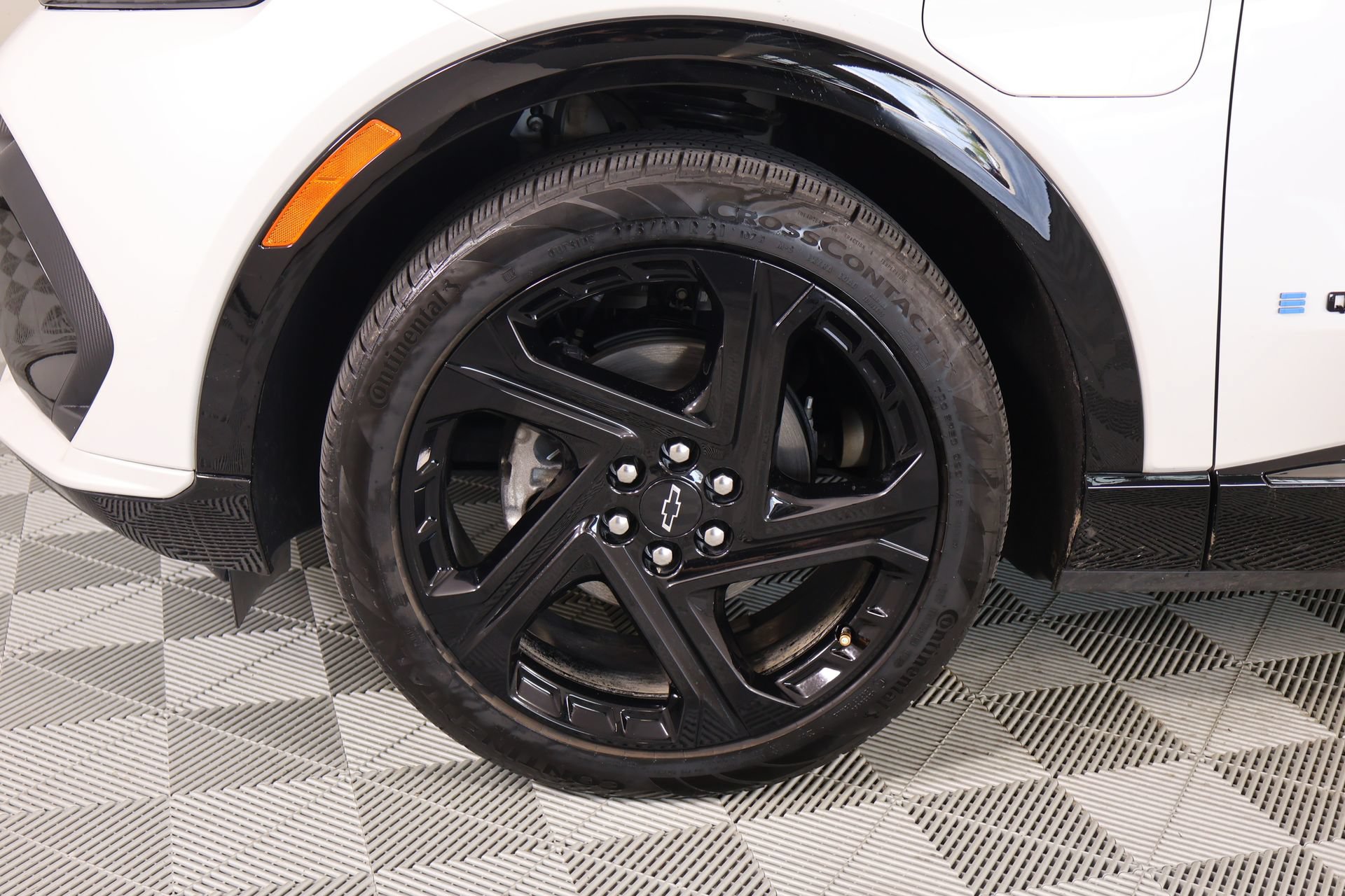 Used 2025 Chevrolet Equinox EV RS FWD image 17