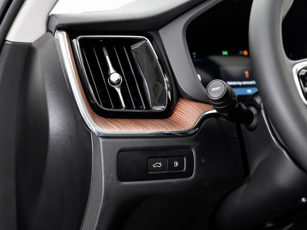 Used 2024 Volvo XC60 T8 Plus image 10