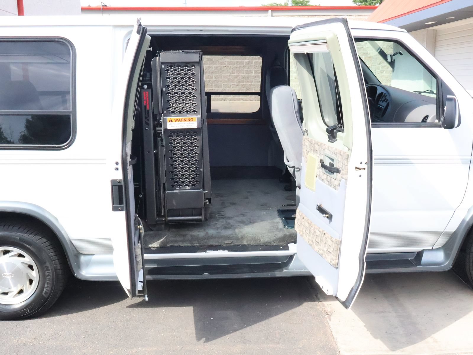 Used 2000 Ford E-150 and Econoline 150 RWD image 47