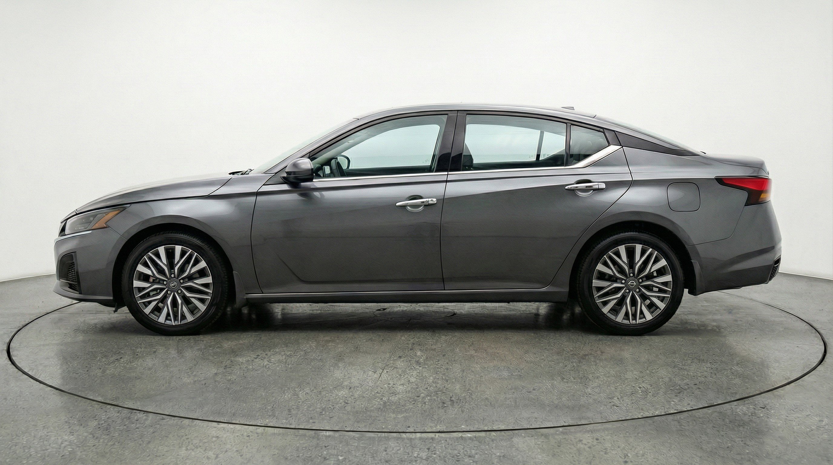 Used 2025 Nissan Altima 2.5 SV image 5