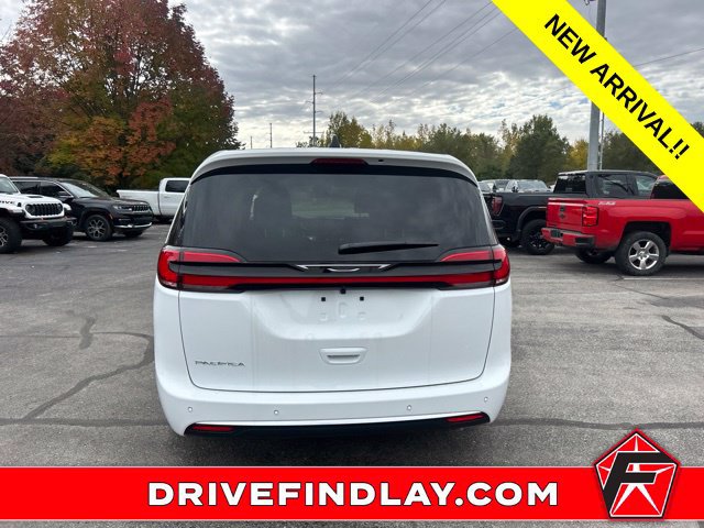Used 2027 Chrysler Pacifica Select FWD image 10