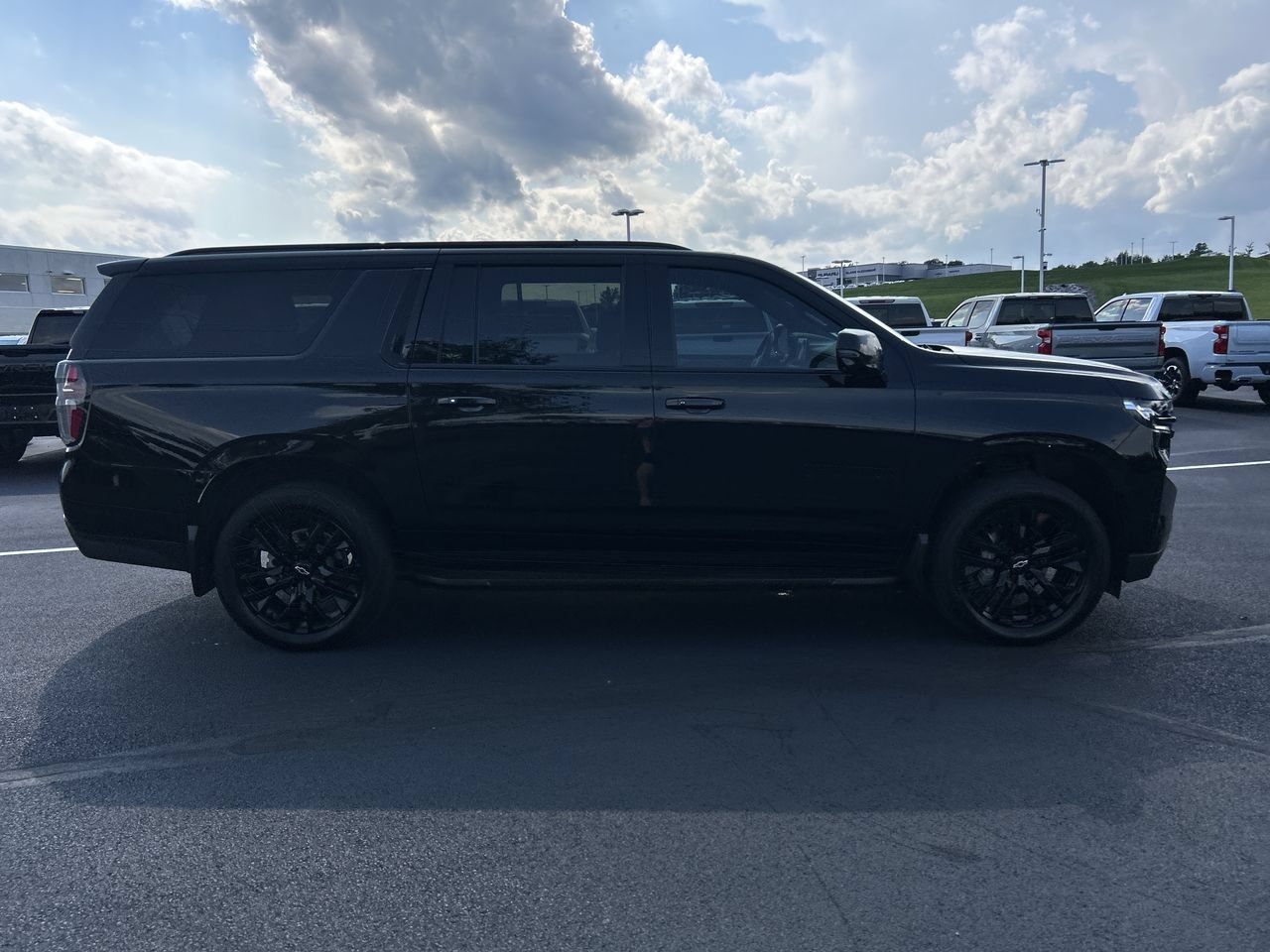 Used 2024 Chevrolet Suburban RST w/ Luxury Package AWD/4WD image 8