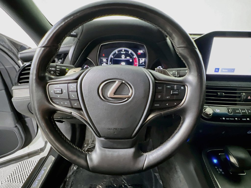 Used 2023 Lexus LS 500 w/ Accessory Package (Z2) RWD image 15