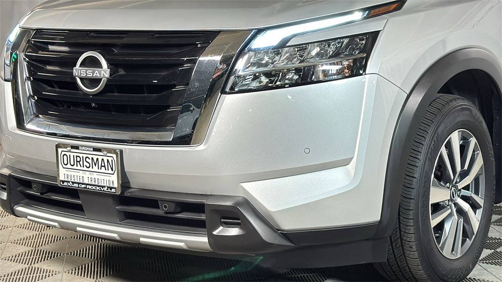 Used 2024 Nissan Pathfinder SL image 3