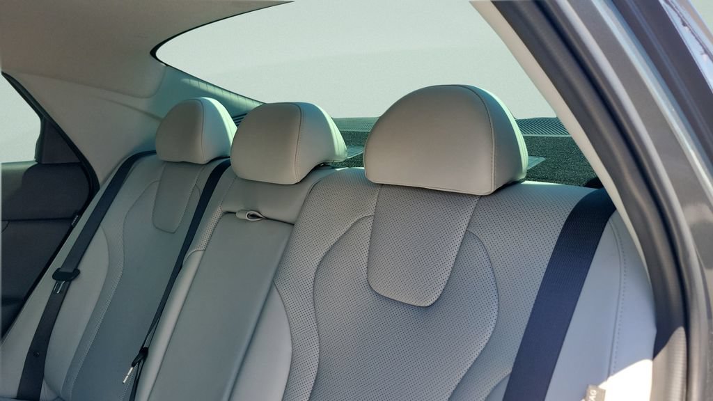 Certified 2025 Hyundai Elantra Limited FWD image 10