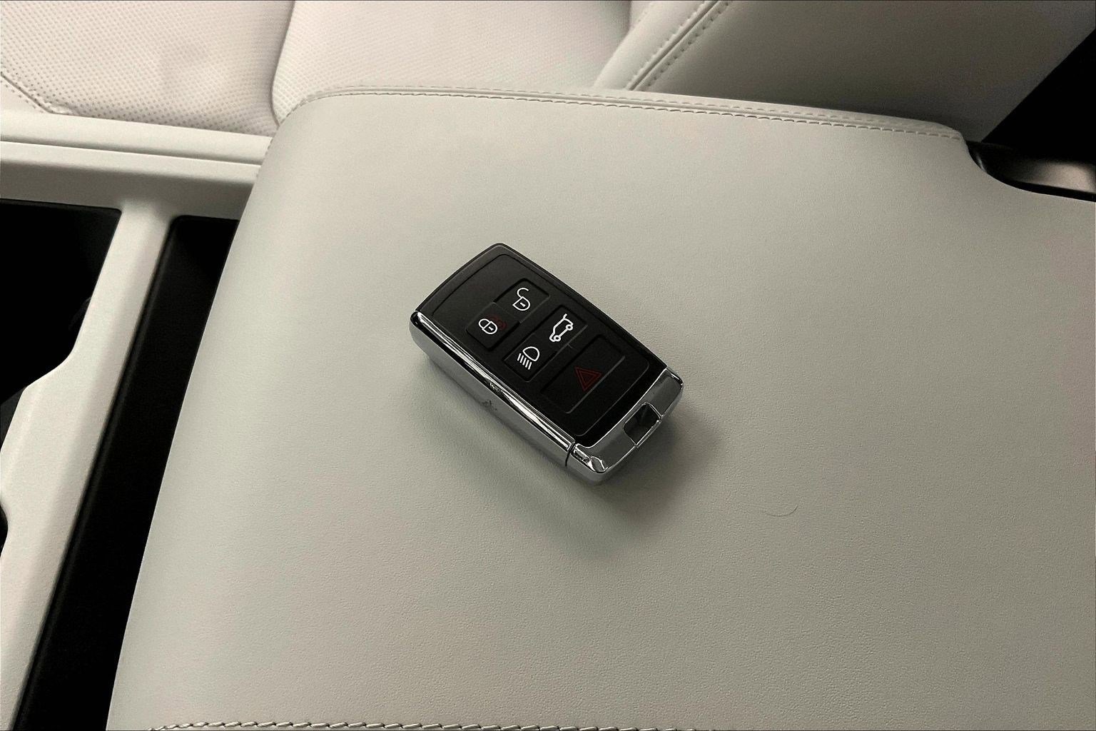 Used 2025 Land Rover Defender 110 X-Dynamic SE image 35