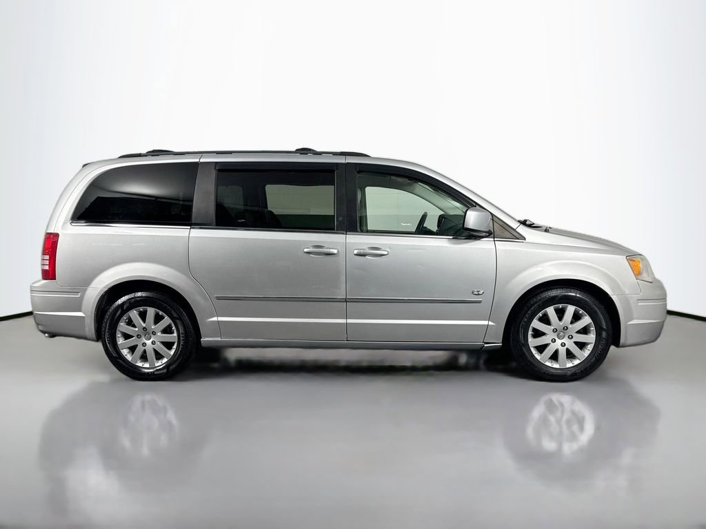Used 2009 Chrysler Town & Country Touring image 4